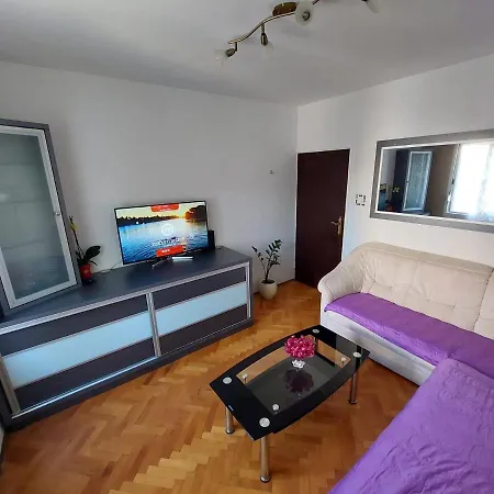 Apartment Split Apartment *