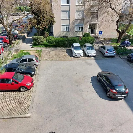 Split Apartment Apartment *